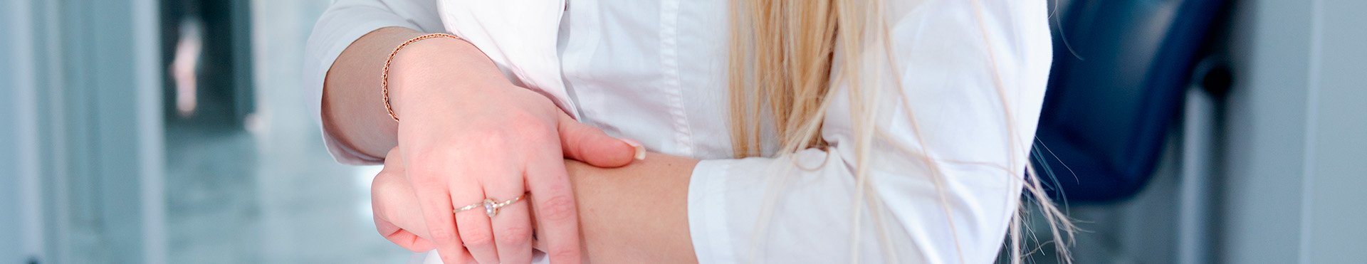 женщина доктор в коридоре клиники